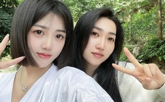 两领导在车上吃我的奶